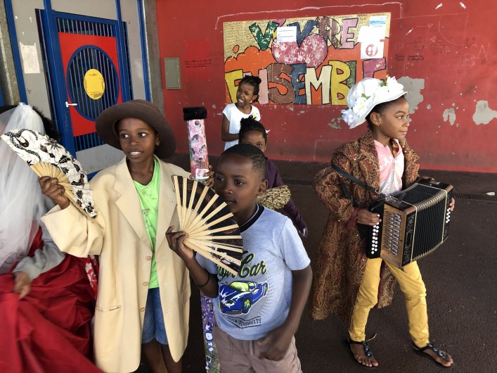 Des enfants acteurs lecteurs accessoirisant leurs lectures ©La Réunion des Livres