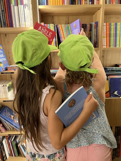 Visite en librairie lors de la résidence d’Audrey Calleja © Communauté de Communes Saint-Cyr Mère Boitier