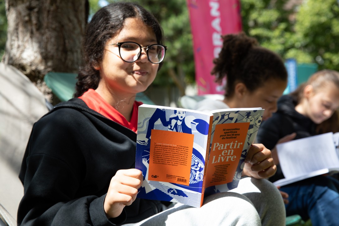 Jeune fille lisant le recueil de nouvelles en plein air